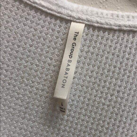 107. The group babaton ARITIZIA V-Neck waffle knit long sleeve drop shoulder top - Picture 2 of 7